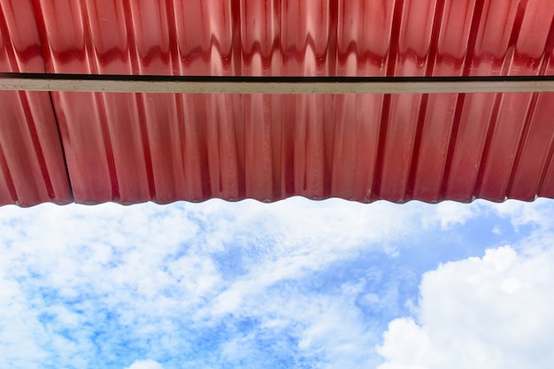 Hausdach rot am blauen Himmel