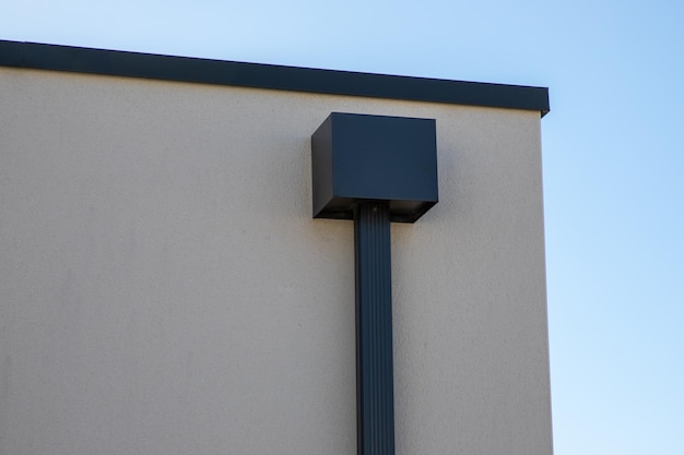 Hausecke Flachdach mit Stahlrinne Regen Aluminiumsystem Quadratwürfel Abflussrohre Installation