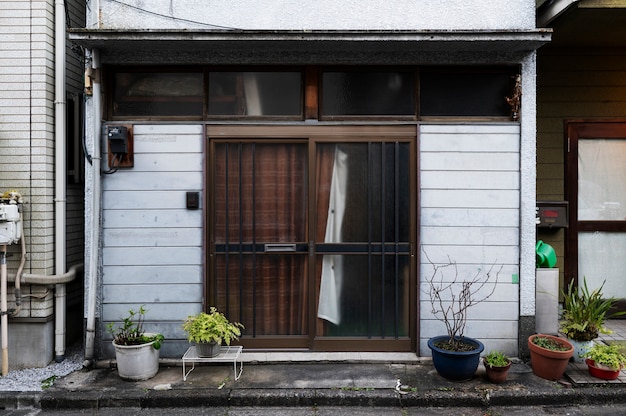 Hauseingang Japan mit Vorhängen