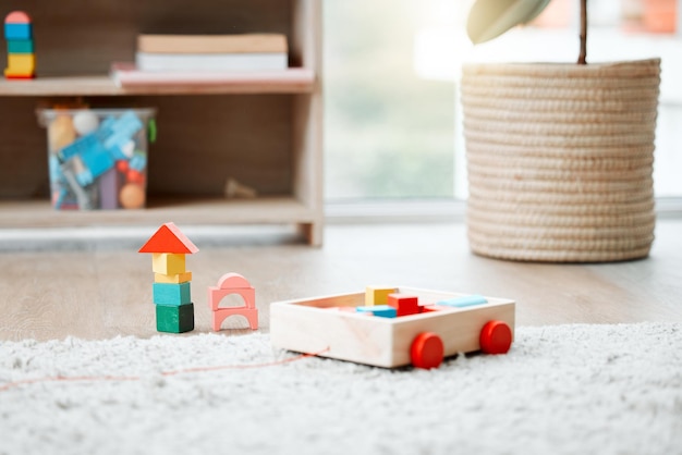 Hausentwicklung und leeres Spielzimmer zum Lernen mit Spielzeug und kreativem Raum Tafel oder Möbel für Spiele Wohnzimmer und Hintergrund für Spielzeit oder Heimschulbildung mit Mockup