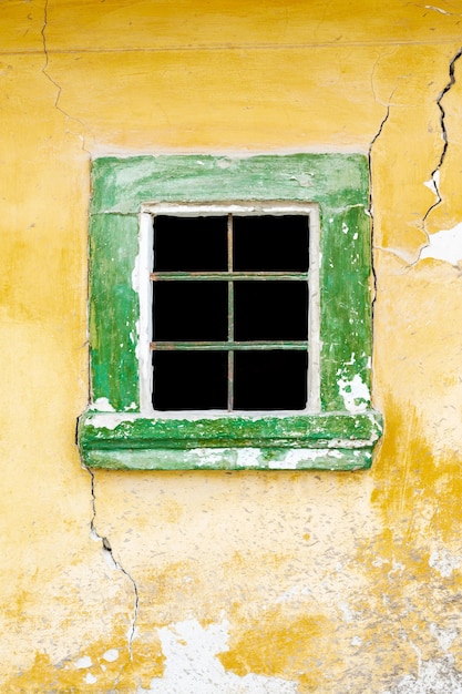 Hausfassade mit grünem Fenster