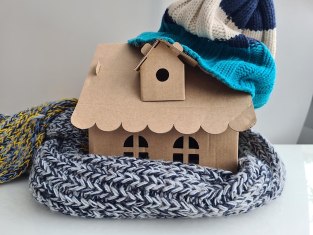 Hausfigur und warmer Schal Isolierung von Häusern für den Winter