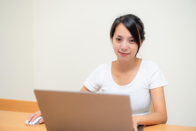 Hausfrau arbeitet zu Hause am Laptop