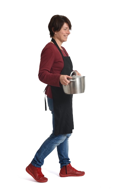 Hausfrau geht mit einem Topf mit Essen auf weißem Hintergrund