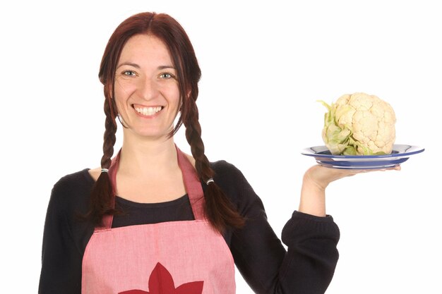 Hausfrau hält Teller mit Blumenkohl