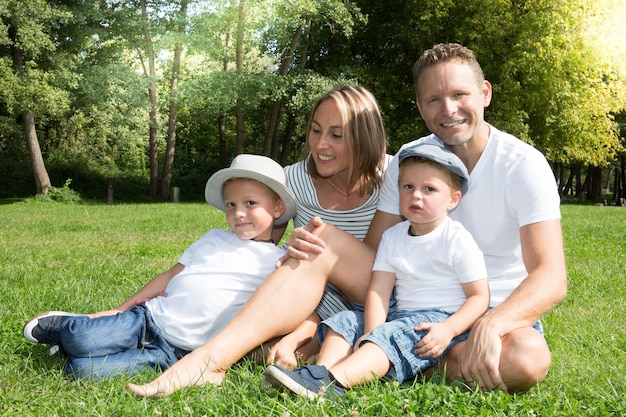 Hausgarten glückliche verliebte Familie posiert im Sommer gemeinsam im Freien