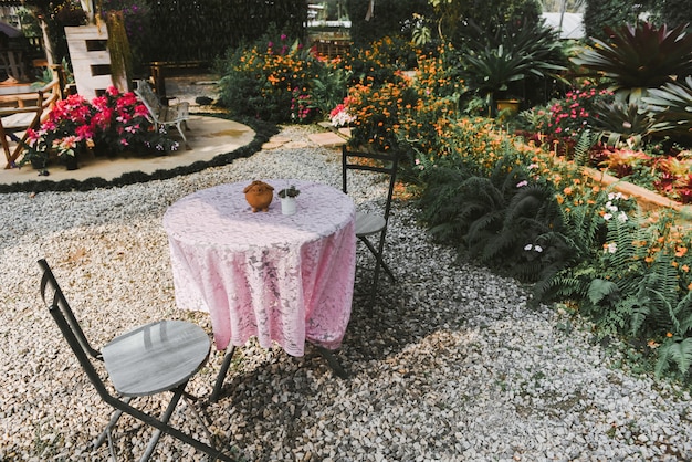 Hausgarten und Dekoration Innengewächshaus Umgebungen geheime Gärten und moderne Gartenanlagen Blumen und Zierpflanzen und Grün in Arbeitsbereichen mit gedeckten Tisch und Stuhl