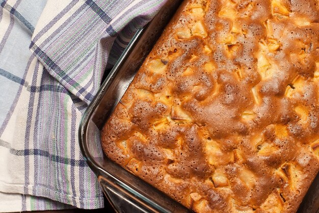 Hausgebackener Gitter-Apfelkuchen auf Holztisch