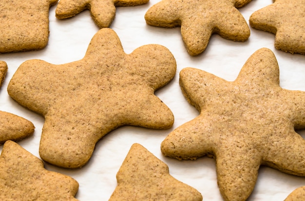 Hausgebackener Lebkuchen auf einer Küchenoberfläche mit Backpapier