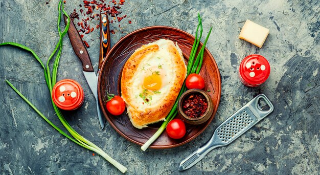 Hausgemachte adjarian Khachapuri