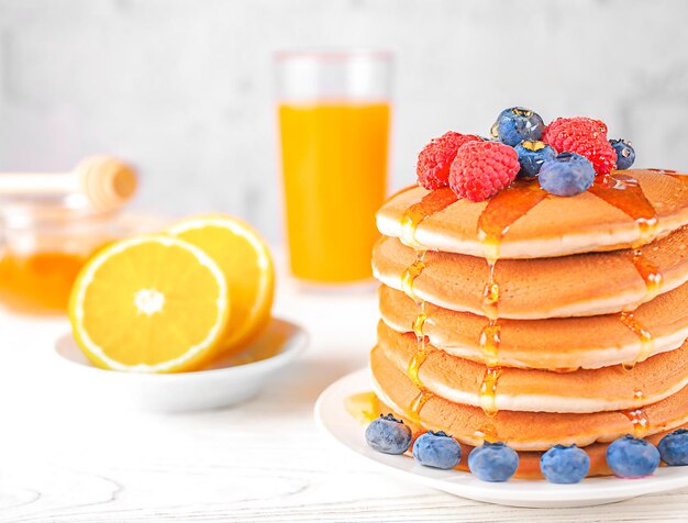 Hausgemachte amerikanische Pfannkuchen gesundes Frühstück