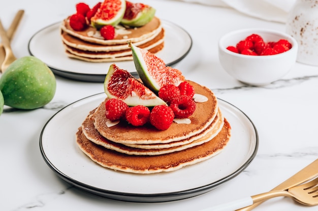 Hausgemachte amerikanische Pfannkuchen mit Mandelflocken