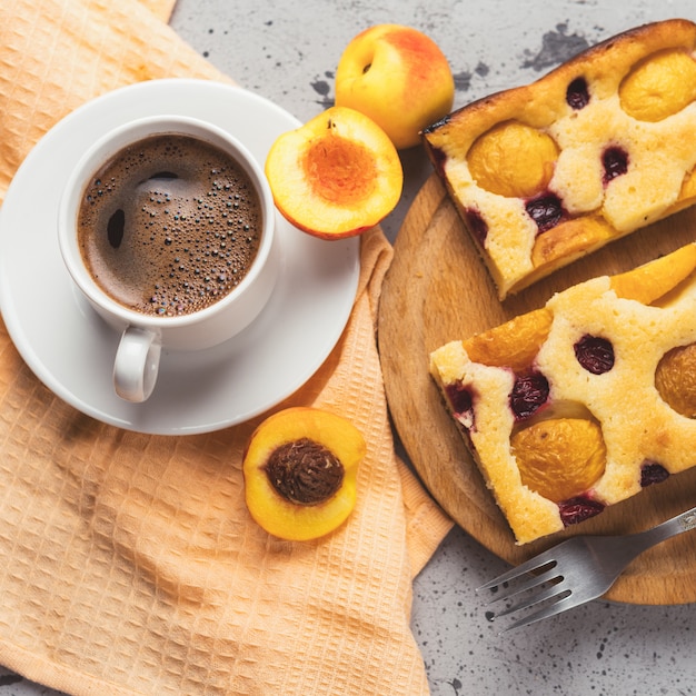 Hausgemachte Aprikosenpastete und eine Tasse Espresso. Frühstück