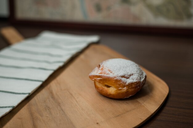 Hausgemachte aromatisierte Donuts auf Holzbrett