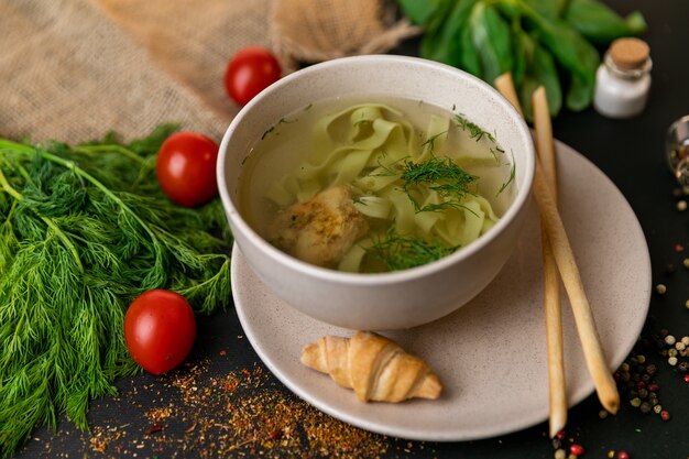 Hausgemachte asiatische Hühnersuppe