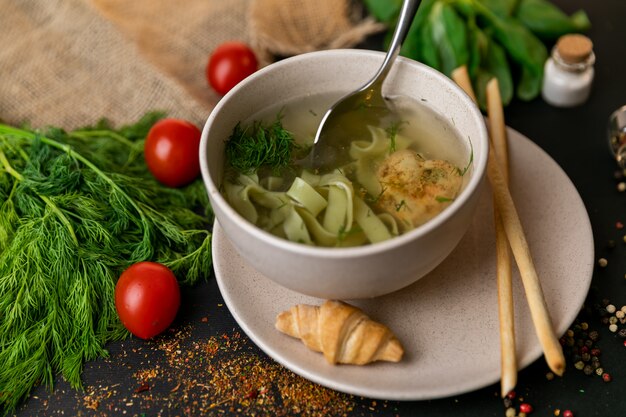 Hausgemachte asiatische Hühnersuppe