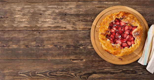 Hausgemachte Backpastete mit Erdbeeren. Draufsicht