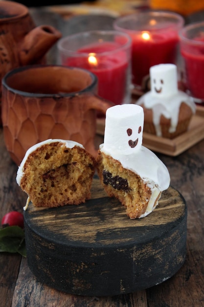 Hausgemachte Backwaren Kürbis Cupcakes für Halloween mit Marshmallow Geister Dekor