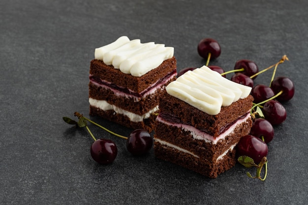 Hausgemachte Bäckerei dunkler Schokoladen-Brownies-Kuchen Köstlicher bittersüßer und zäher Brownie ist eine Art Schokoladenkuchen