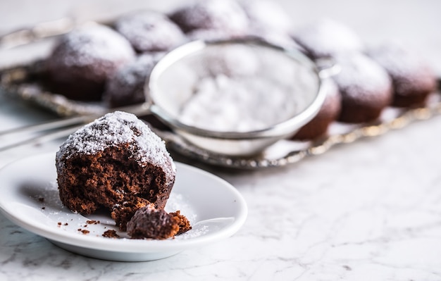 Hausgemachte Bäckerei und süße Muffins mit Puderzucker.