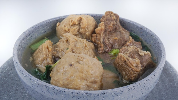 Foto hausgemachte bakso sapi oder fleischbällchensuppe bakso sapi ist ein authentisches indonesisches fleischbällchen aus selektivem rindfleisch