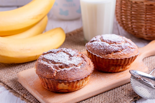 Hausgemachte Bananenmuffins auf dem Holztisch. Horizontal