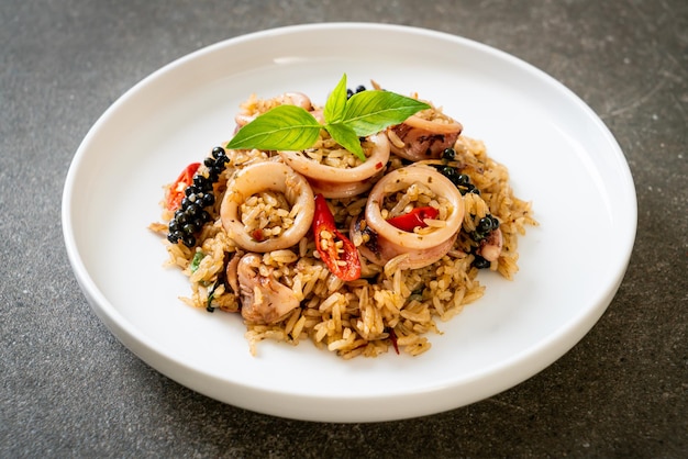 Hausgemachte Basilikum und würzige Kräuter gebratener Reis mit Tintenfisch oder Tintenfisch - asiatische Art zu essen