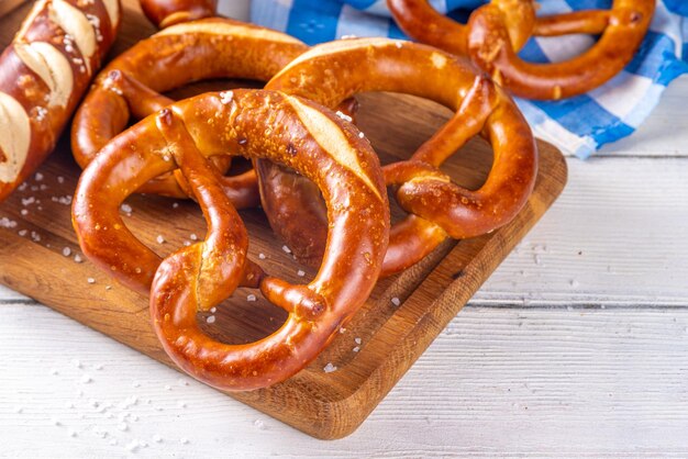 Foto hausgemachte bayerische brezeln auf dem küchentisch