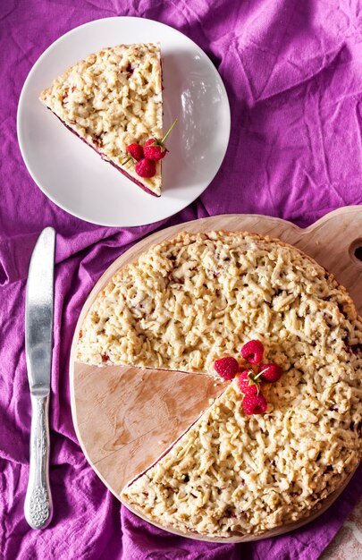 Hausgemachte Beeren-Shortcrust-Torte mit Streusel auf Holzbrett