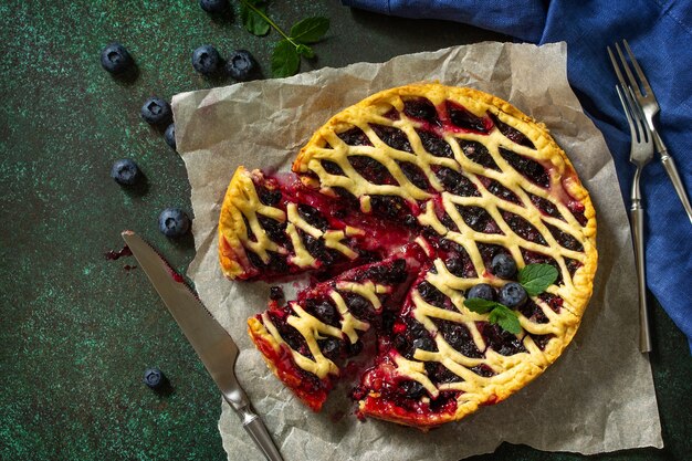 Hausgemachte Beerentorte Süße Torte mit frischen Heidelbeeren Leckerer Kuchen mit Heidelbeere Ansicht von oben