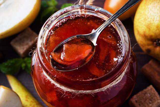 Hausgemachte Birnenmarmelade im Glas und frische Birnen