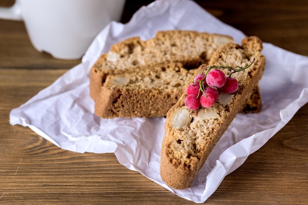 Hausgemachte Biscotti Cantuccini italienische Mandelbonbons Kekse Kekse auf Holzhintergrund Dessert oben