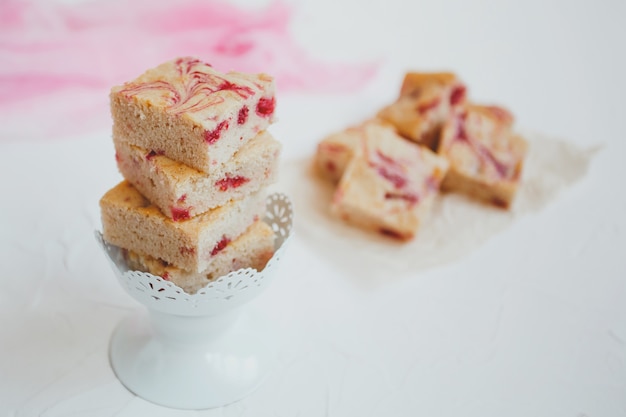 Hausgemachte Blondinen aus weißer Schokolade mit frischen Himbeeren