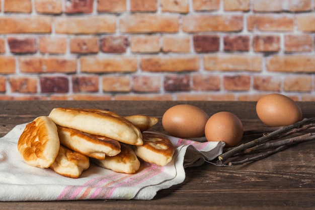 Hausgemachte Bratlinge auf Holztisch