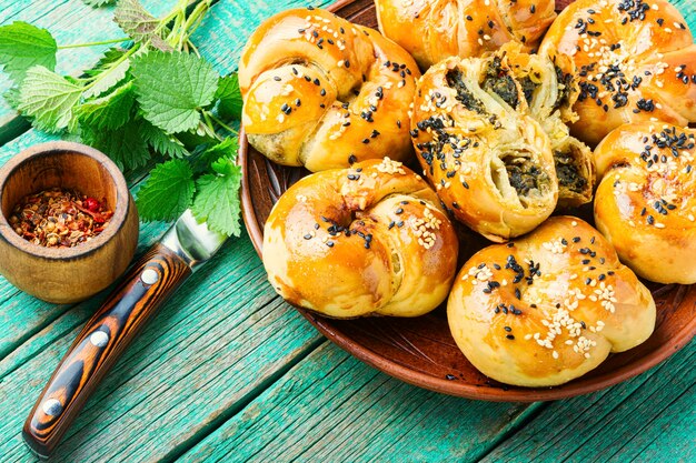 Hausgemachte Brötchen mit Brennnesseln.