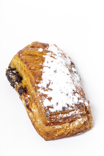 Hausgemachte Brötchen mit Schokolade und Puderzucker