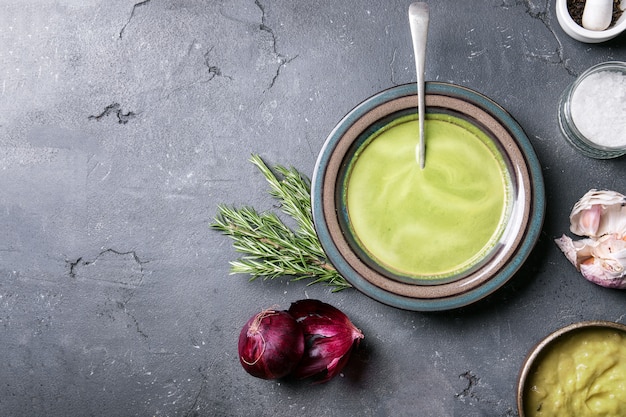 Hausgemachte Brokkoli- und Erbsenpüree-Suppe