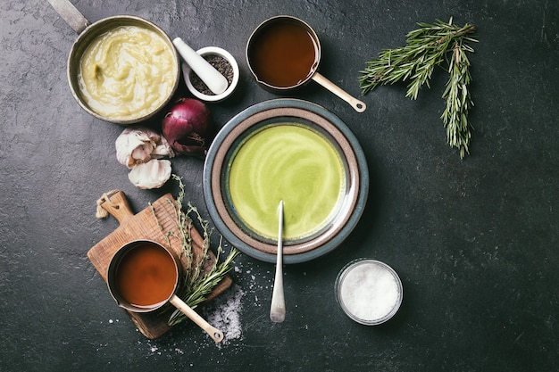 Hausgemachte Brokkoli- und Erbsenpüree-Suppe