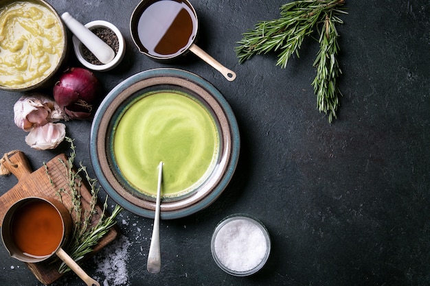 Hausgemachte Brokkoli- und Erbsenpüree-Suppe