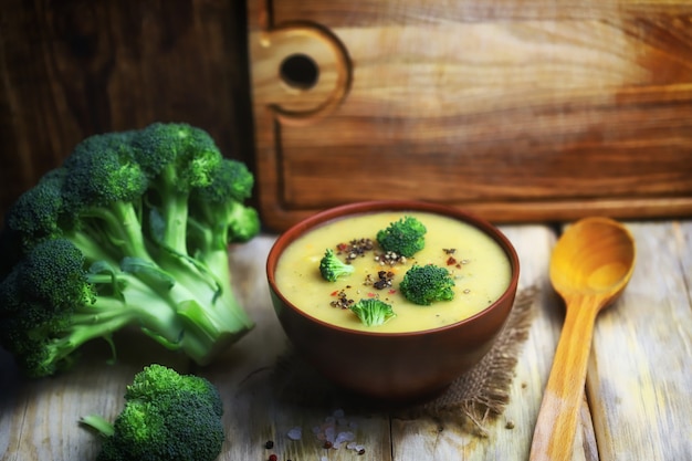 Hausgemachte Brokkolisuppe.