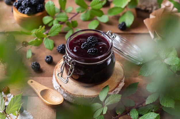 Hausgemachte Brombeermarmelade oder Konfitüre zum Einkochen zu Hause