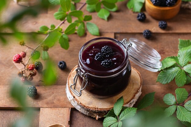 Hausgemachte Brombeermarmelade oder Konfitüre zum Einkochen zu Hause