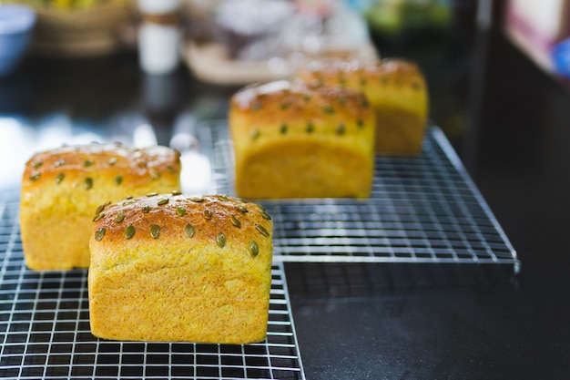 Hausgemachte Brotlaib mit Kürbiskern auf dem Rost