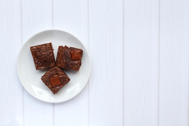 Hausgemachte Brownies mit Milchschokoladenstückchen obendrauf