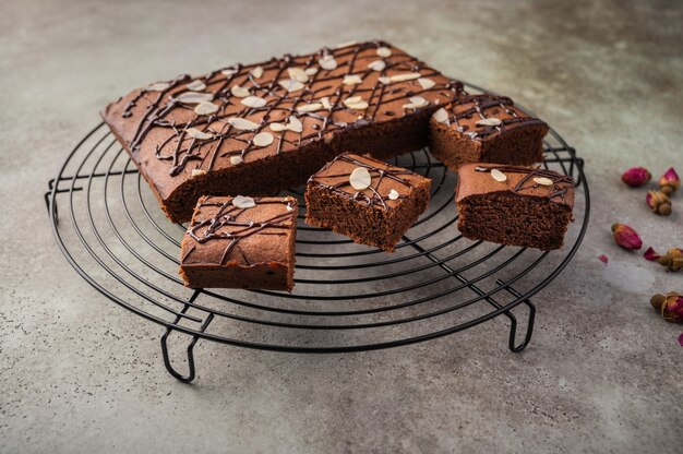 Hausgemachte Brownies mit Schokoladen- und Mandelblättern.