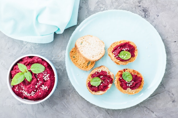 Hausgemachte Bruschetta mit Rote-Bete-Hummus auf klein gebackenem Baguette-Toast