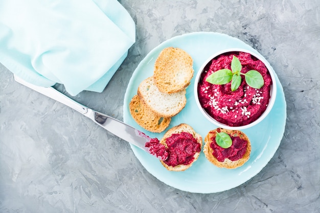 Hausgemachte Bruschetta mit Rote-Bete-Hummus auf kleinem Toast