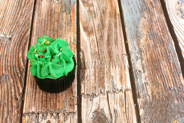 Hausgemachte bunte Cupcakes auf Holztisch