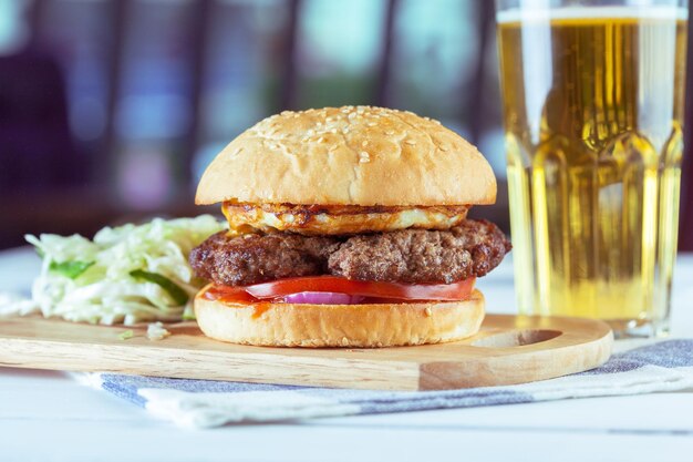 Foto hausgemachte burger auf hölzernen hintergrund