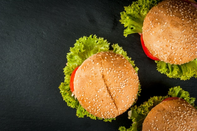 Hausgemachte Burger auf schwarzem Steintisch